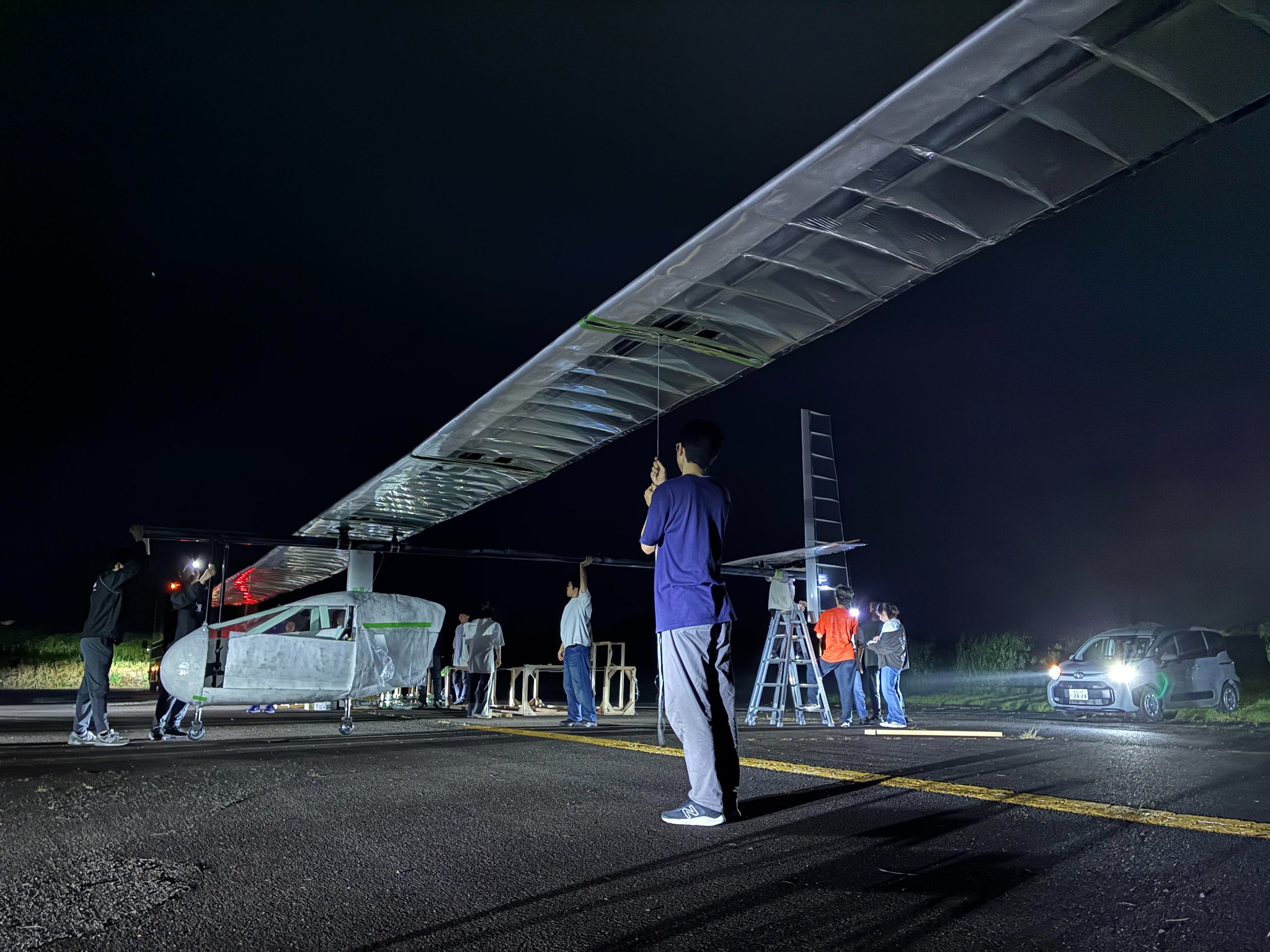 夜間の試験で人力飛行機を支えるF-tecのメンバー