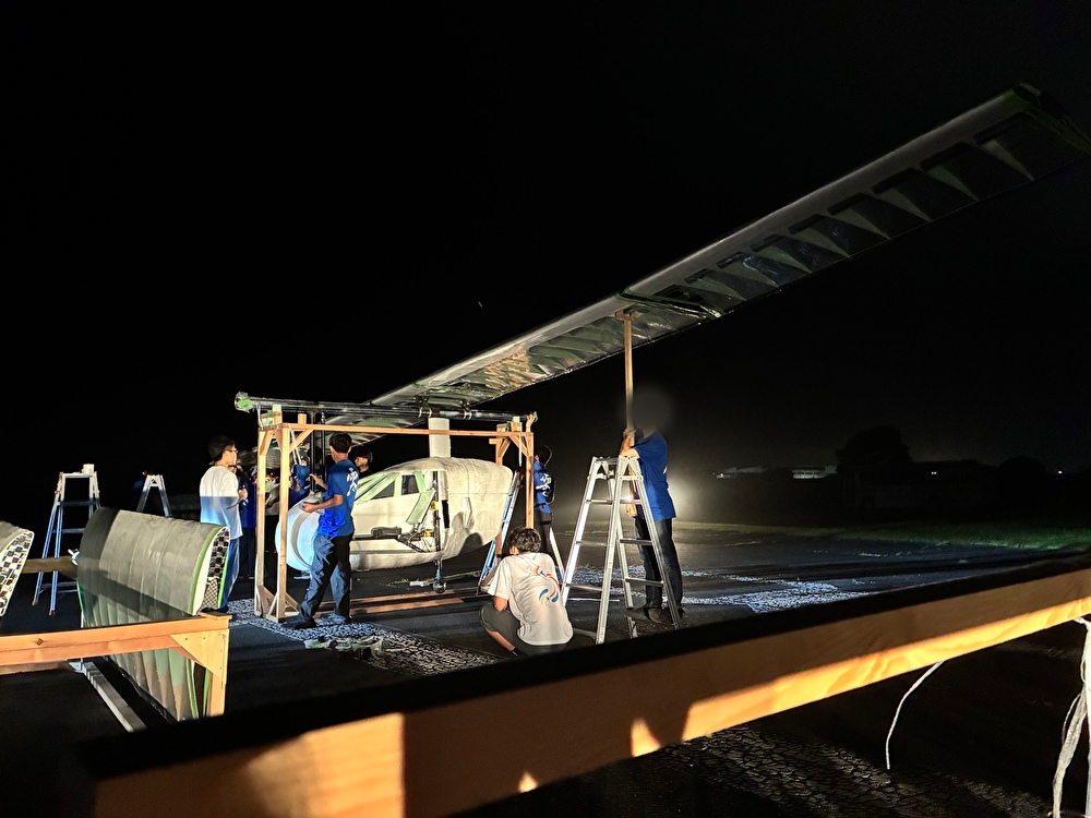 夜の試験場で主翼を組み立てるF-tecメンバー