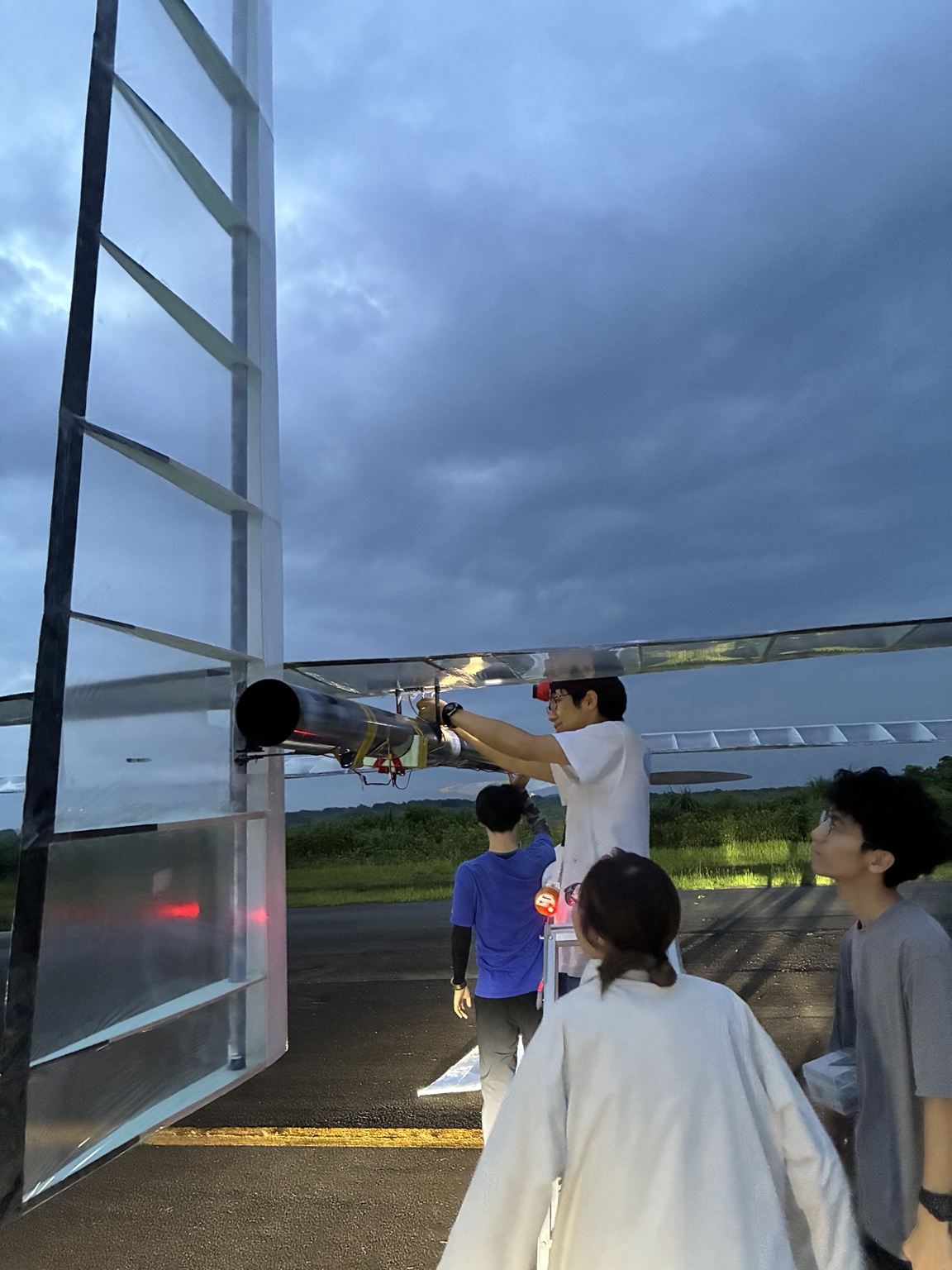 尾翼周辺を調整するメンバー