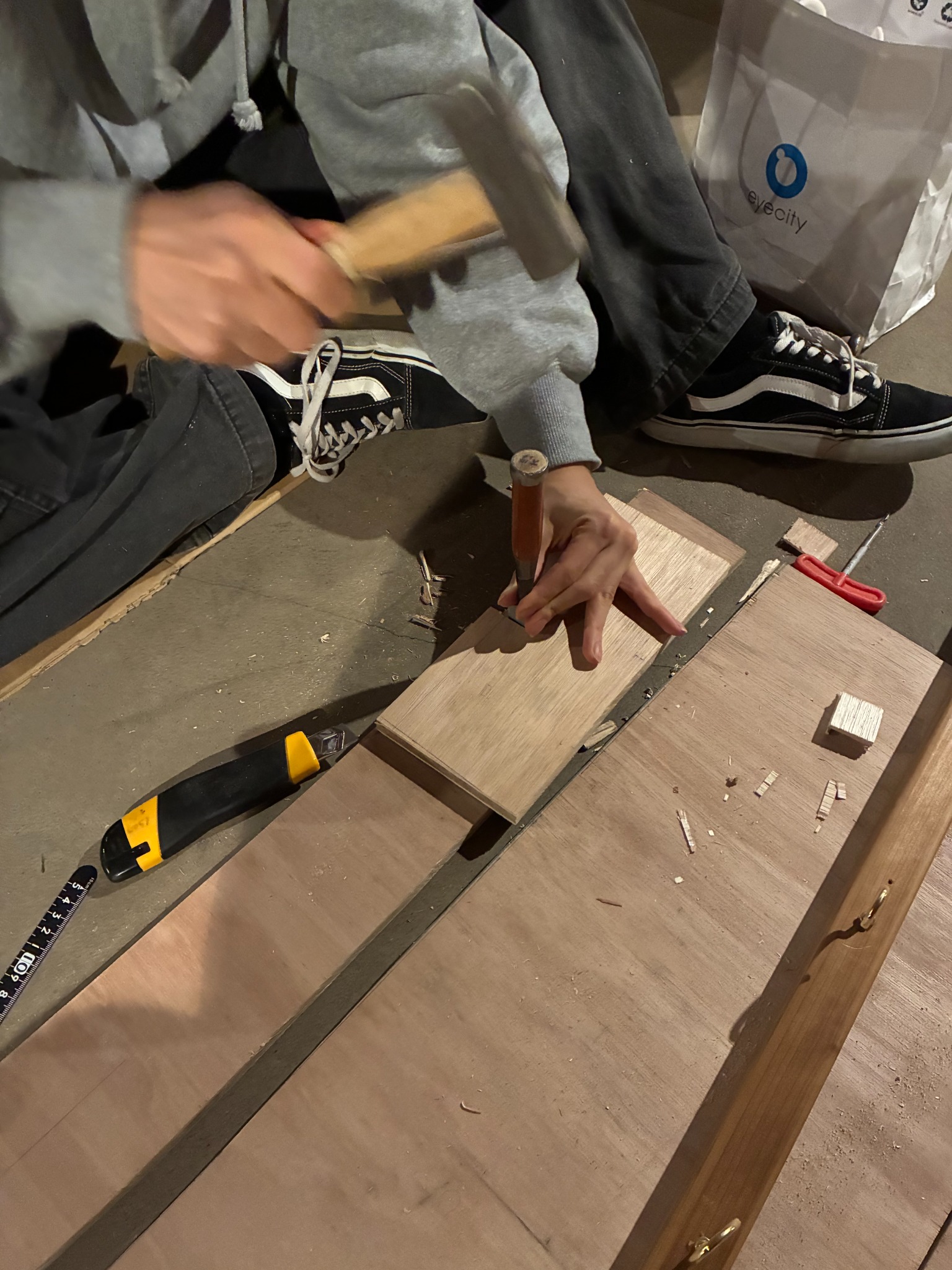 作業場で木材を加工するメンバー