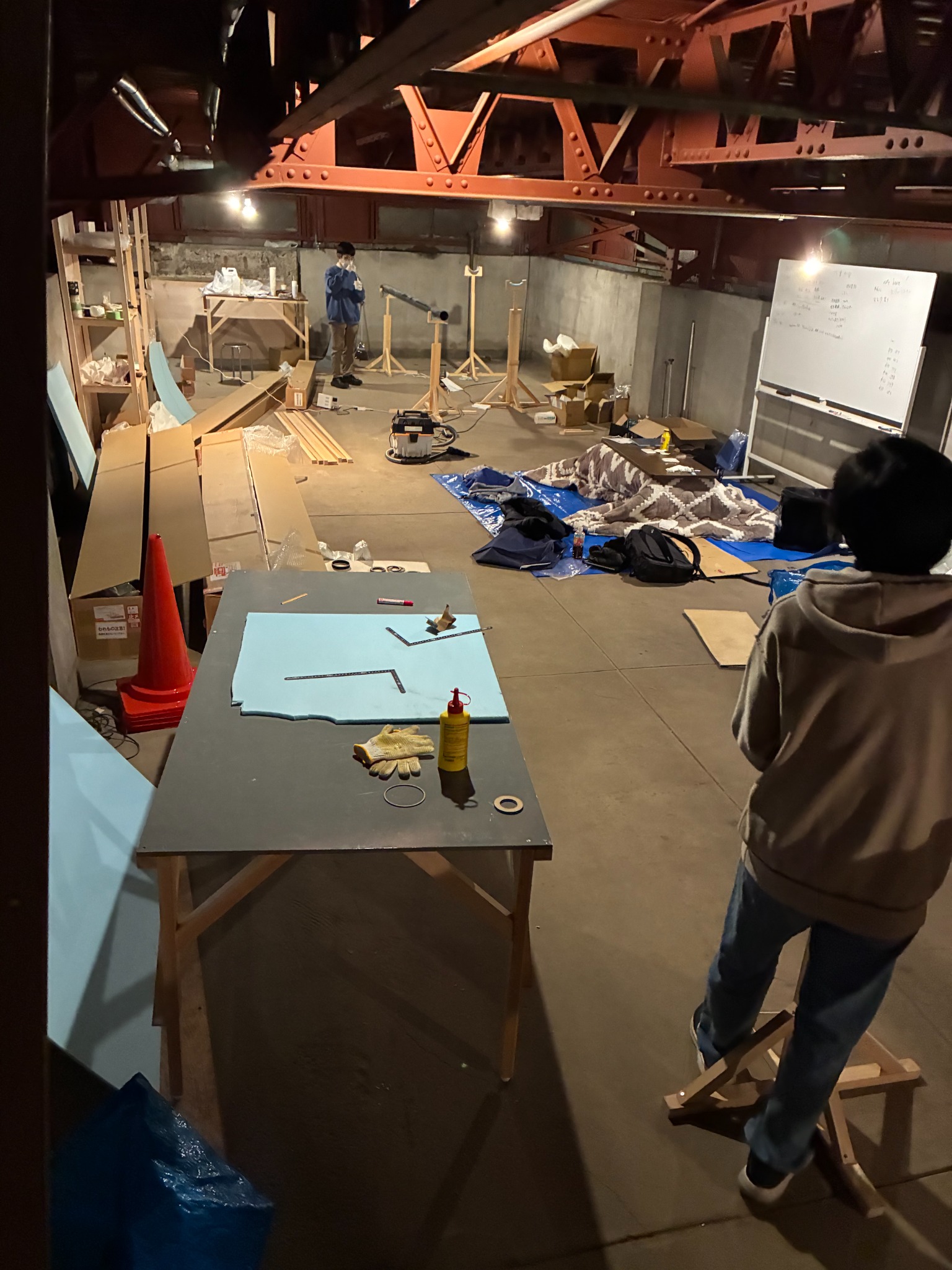製作作業が進む夜のF-tec作業場