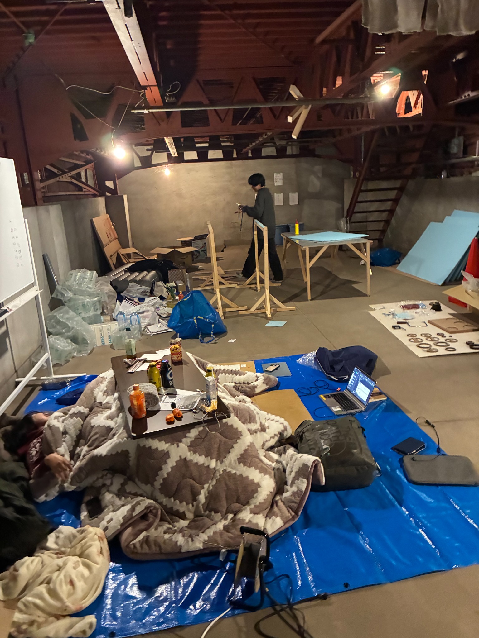 夜の作業場で製作を続けるメンバー