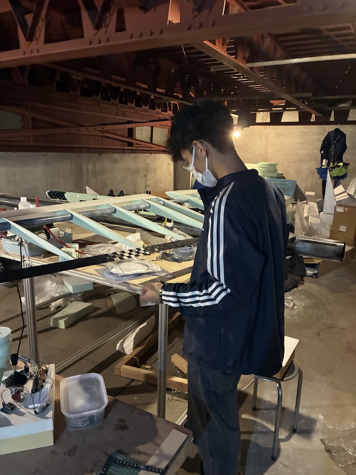 作業場で桁を確認するF-tecのメンバー