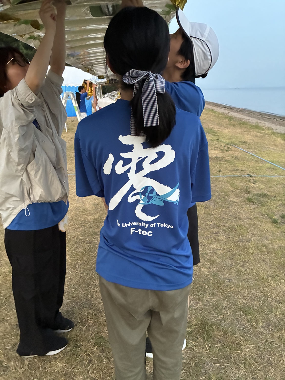 琵琶湖畔でたんせい零號の整備に取り組むF-tecのメンバー