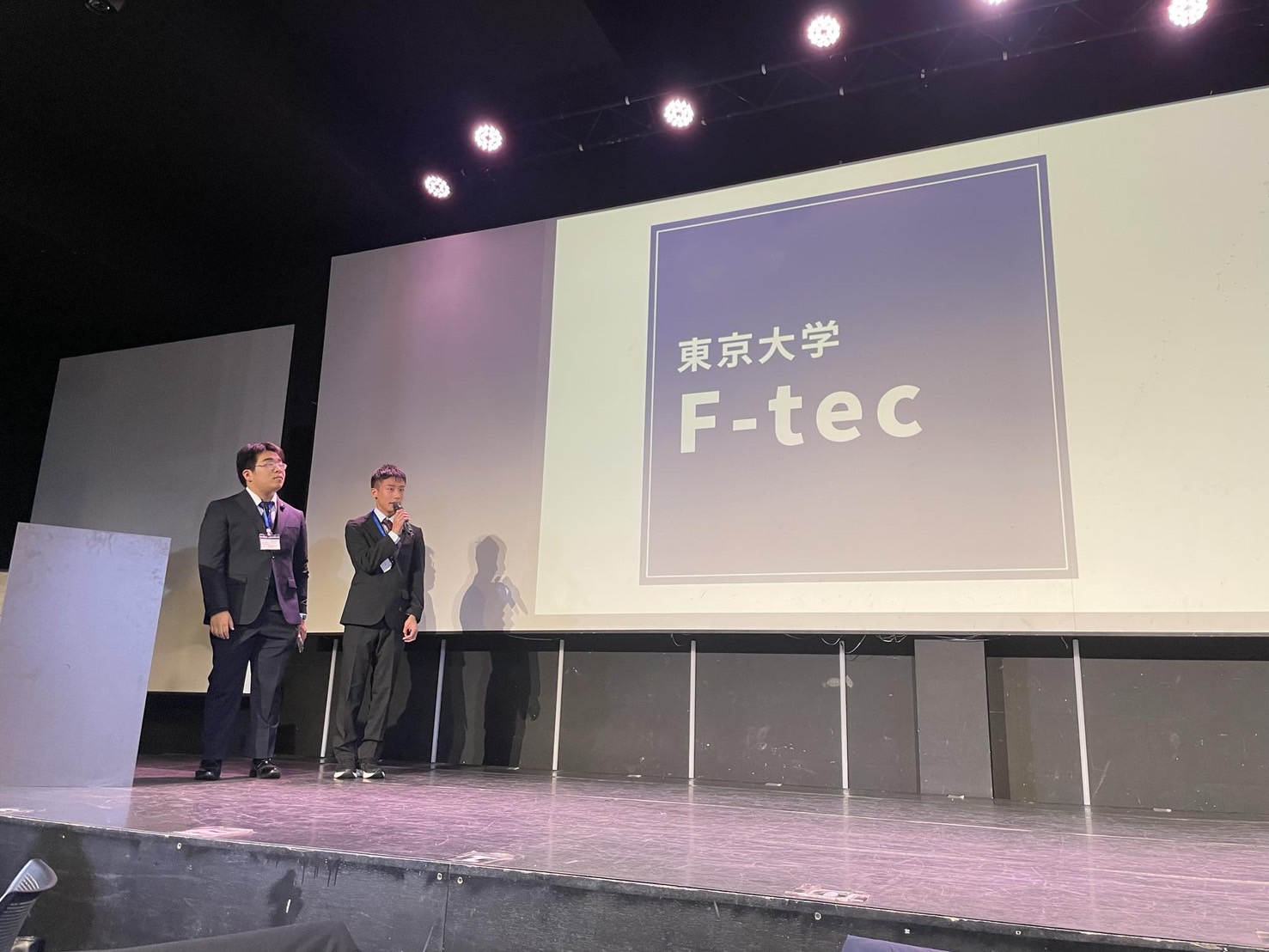 ステージで東京大学F-tecの活動を紹介する学生メンバー