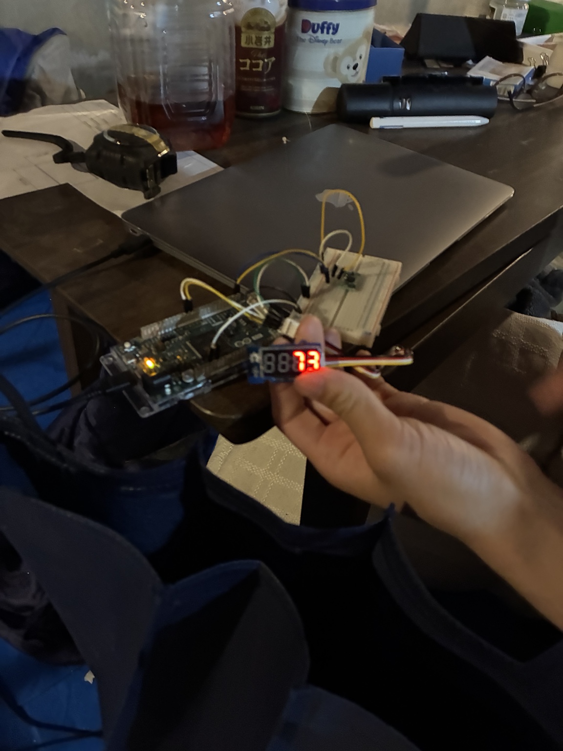 電装用電子回路の動作を確認するF-tecのメンバー