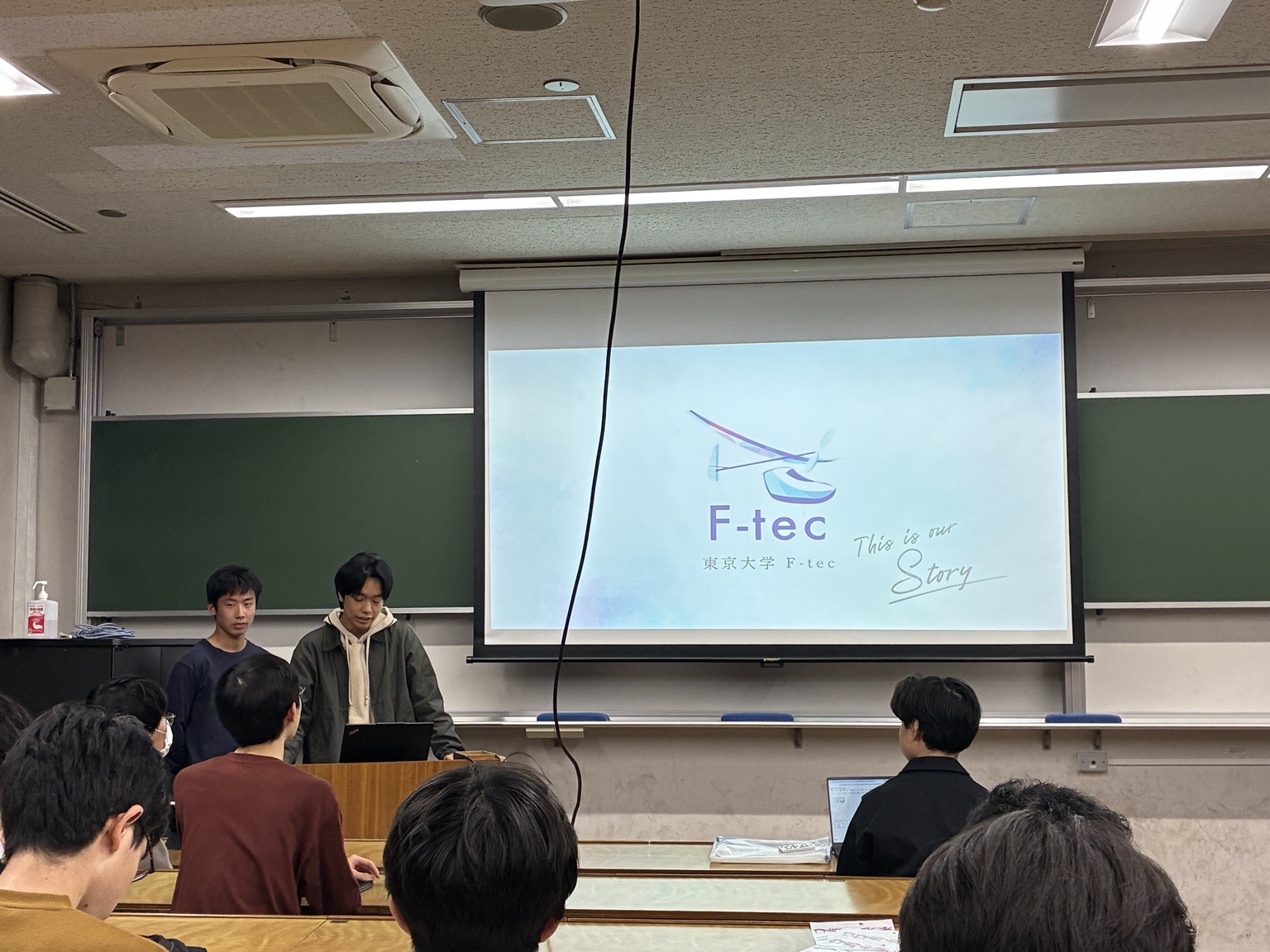 教室でF-tecの活動を紹介する会計・渉外担当のメンバー